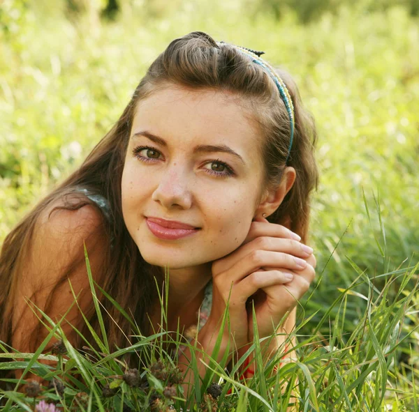 Fiatal nő szabadban a fűben nyáron — Stock Fotó