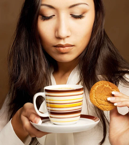 Asiatin trinkt Kaffee oder Tee — Stockfoto