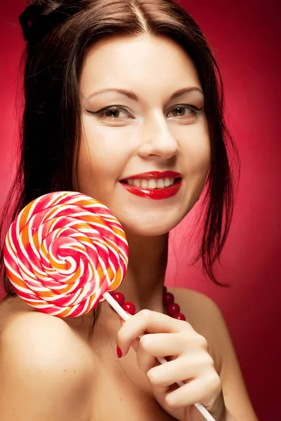 Mujer bastante joven sosteniendo lolly pop . — Foto de Stock