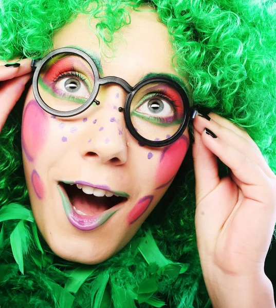 Donna pazza su sfondo verde — Foto Stock