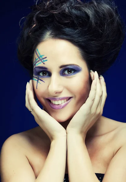 Mladá ženská tvář s jasně módní vícebarevné make-up — Stock fotografie