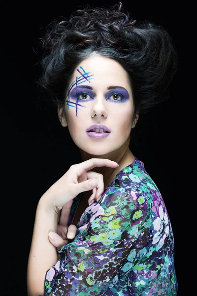 Rostro femenino joven con maquillaje multicolor de moda brillante — Foto de Stock