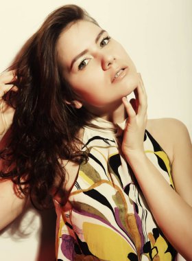 ışık arka plan üzerinde poz bir çanta modeli