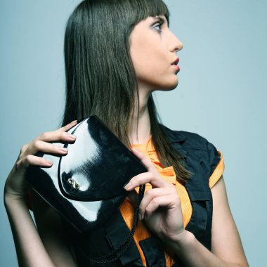 bir çanta modeli. stüdyoda poz 