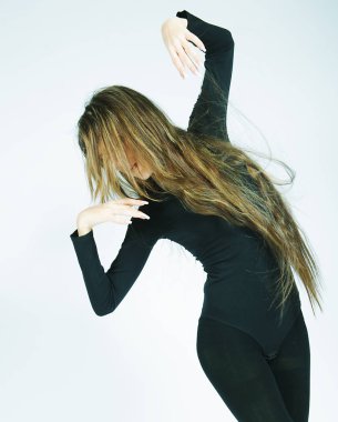 Beyaz arka plan üzerinde güzel dansçı