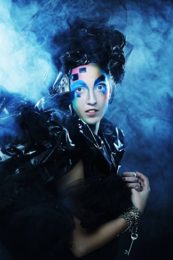 Sanatsal makyajlı güzel bir kadın.