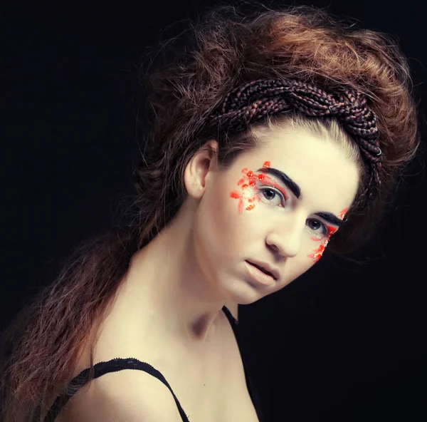 Jonge vrouwelijke gezicht met heldere fashion veelkleurige make-up — Stockfoto