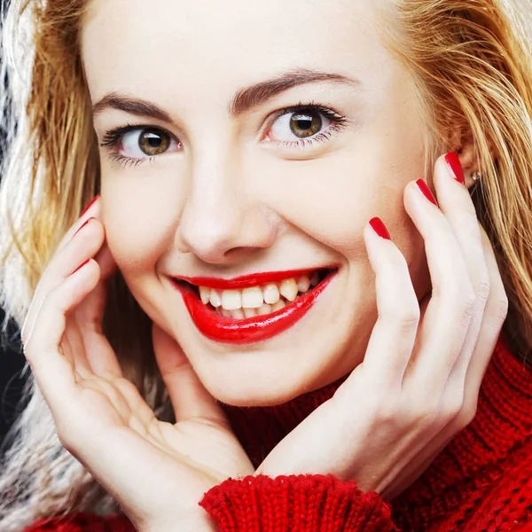 Sonriente rubia en suéter rojo — Foto de Stock