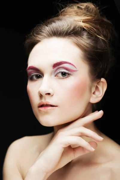 Молода жіноче обличчя з яскравим модним різнокольоровим макіяжем — стокове фото