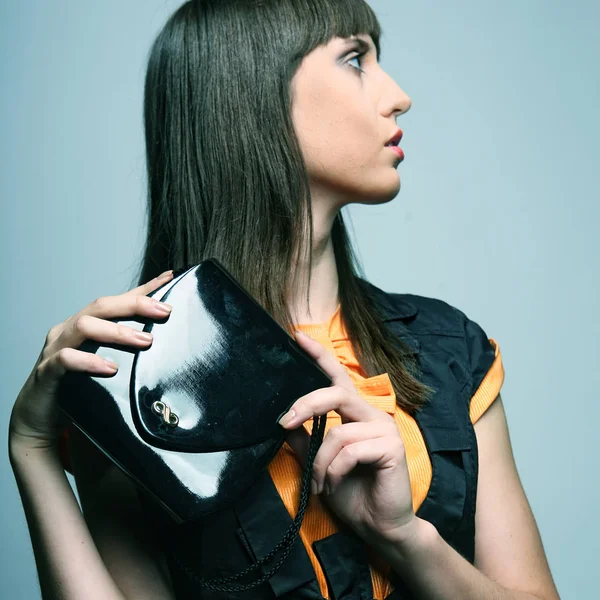 bir çanta modeli. stüdyoda poz 