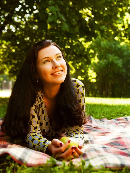 Belle jeune femme lisant en plein air — Photo