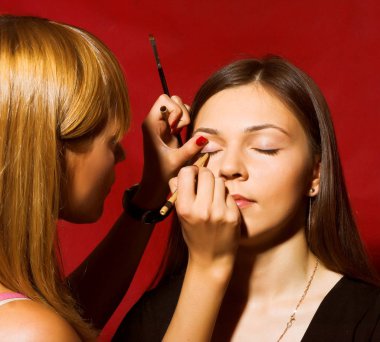 esmer kız model, makyaj oturumu çekim önce