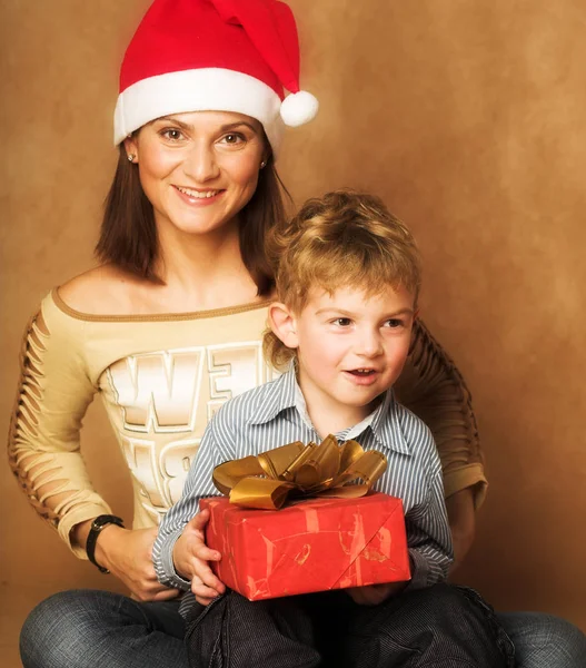 Kadın ve çocuk kontrol Noel hediyeleri — Stok fotoğraf