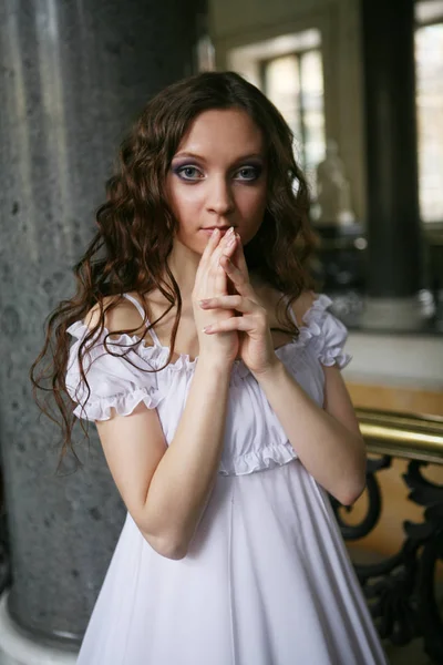 Prachtige Victoriaanse jongedame in witte jurk — Stockfoto