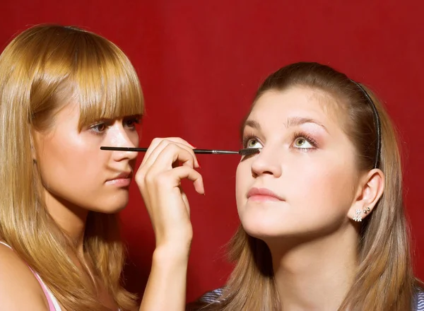 Primer plano de esteticista creando maquillaje — Foto de Stock