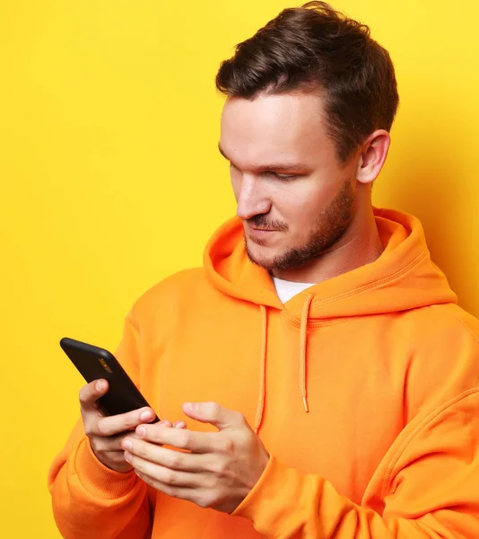 Junger Mann hält Handy in der Hand und macht Foto — Stockfoto