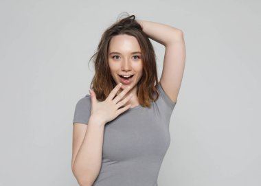 Güzel kız şaşırmış ve şaşırmış görünüyor..