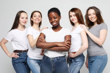 Beş çok ırklı, Afro-Amerikan, Avrupalı ve Asyalı kız