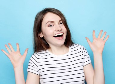  Kafası karışık genç bir kız omuzlarını silkiyor.  