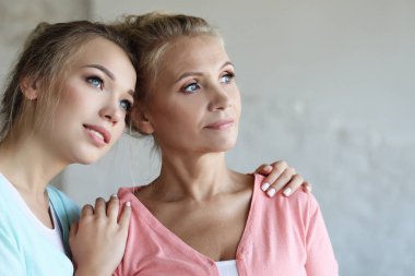 Yaşam tarzı ve insan konsepti: Yetişkin Kızlı Yaşlı Kadın Evdeki Koltukta Dinleniyor