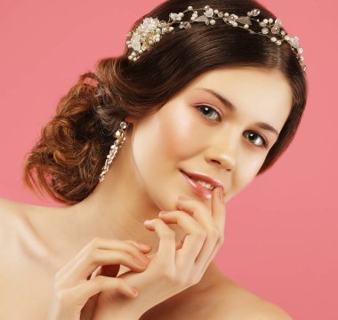   Gelin makyajı ve saç stili olan güzel bir model.