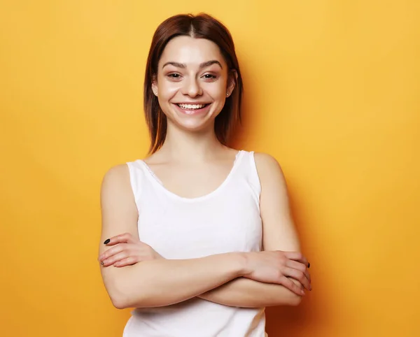 Retrato de mujer joven positiva con expresión alegre — Foto de Stock