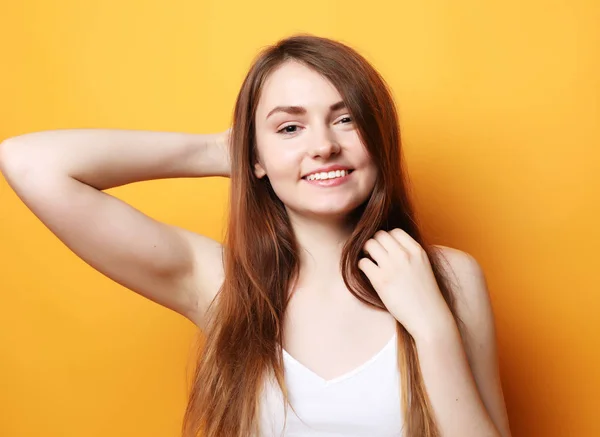 Hermosa chica feliz toca su cabello . — Foto de Stock