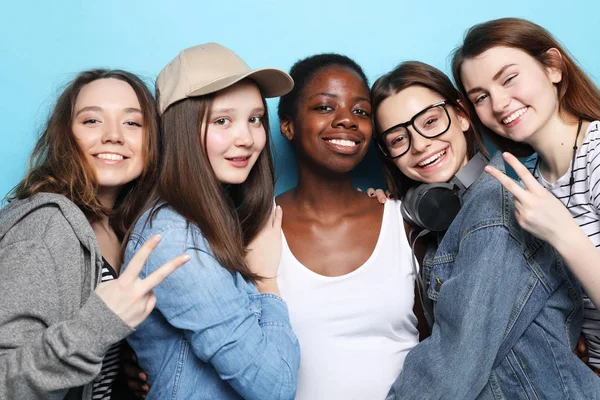 Vrolijke Europese, Aziatische en Afrikaanse vrouwen. — Stockfoto