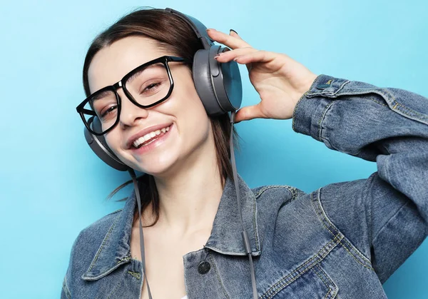 Belle jeune femme à l'écoute de la musique dans les écouteurs — Photo