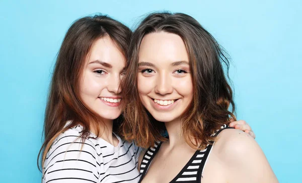 Deux jolies copines adolescentes souriantes câlins et avoir du plaisir — Photo