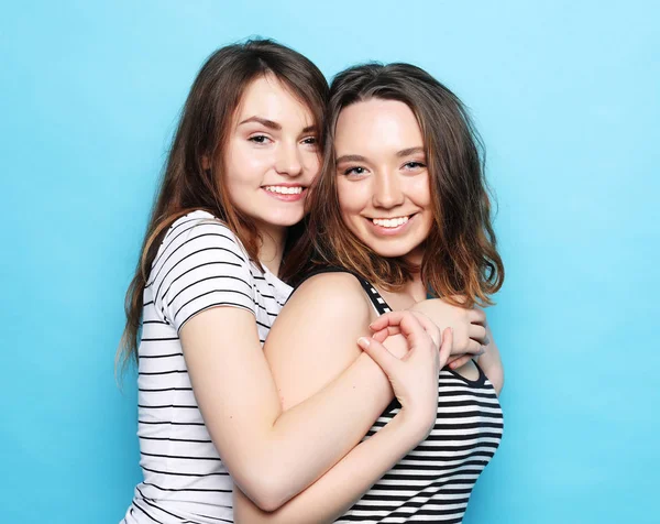 Deux jolies copines adolescentes souriantes câlins et avoir du plaisir — Photo