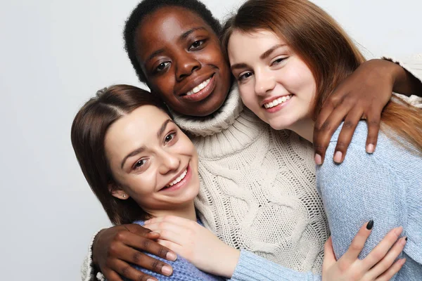 Retrato de cerca de chicas multirraciales encantadoras — Foto de Stock