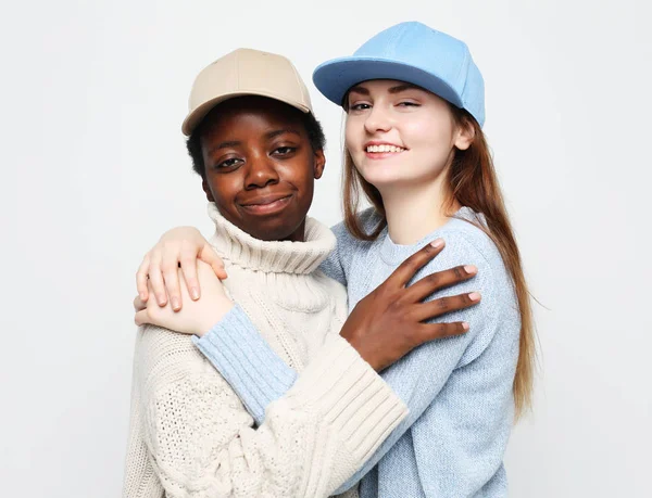 Multietnický koncept přátelství. Veselé evropské a africké ženy. — Stock fotografie