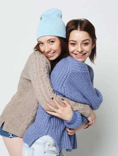 To pene tenåringskjærester smiler klemmer og har det gøy – stockfoto