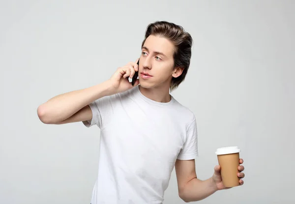 Retrato del hombre feliz hablando por teléfono y tomando café — Foto de Stock