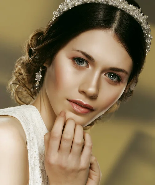 Adorable joven novia con hermosa diadema en su cabello — Foto de Stock