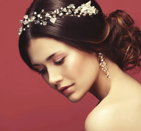 Piękny model z makijażem ślubnym i fryzurą — Zdjęcie stockowe