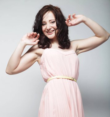 Pembe elbiseli güzel bir kadın.