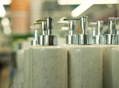 Dükkanda sabun şişeleri var, kapat.