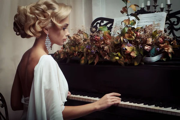 Linda jovem noiva tocando piano — Fotografia de Stock