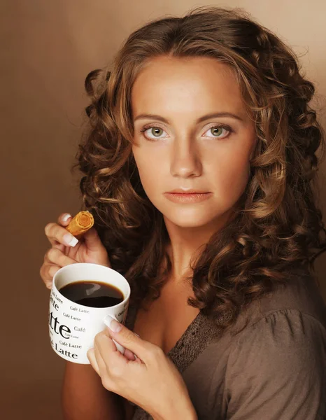 ライフスタイル 食べ物 人々のコンセプト コーヒーとクッキーを持つ魅力的な女性 — ストック写真