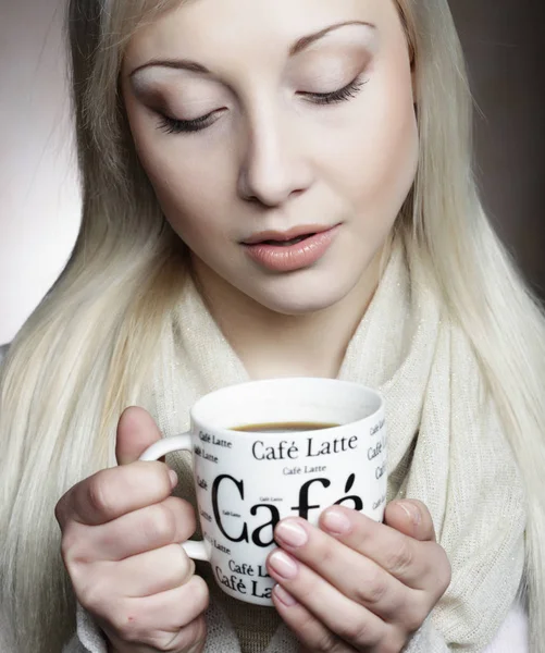 Estilo de vida, comida e conceito de pessoas: jovem mulher bonita bebendo café — Fotografia de Stock