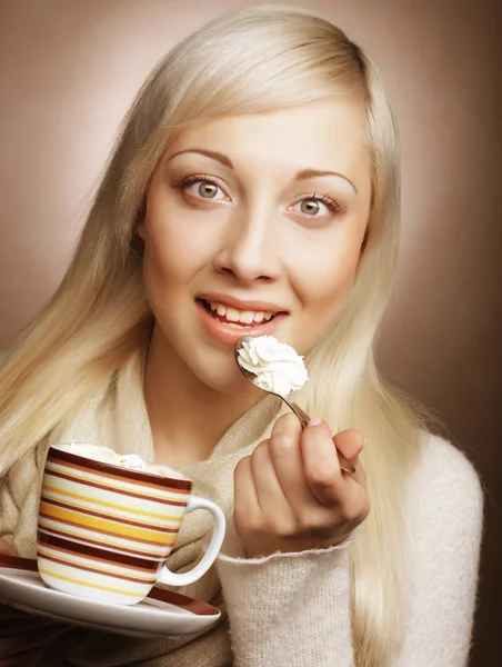 Estilo de vida, comida e conceito de pessoas: jovem mulher bonita bebendo café — Fotografia de Stock