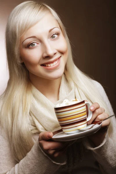 Lebensstil, Essen und Menschen-Konzept: Junge hübsche Frau trinkt Kaffee — Stockfoto