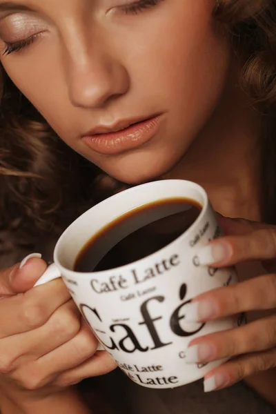 生活習慣、食べ物、人々 の概念: 若い可愛い女性がコーヒーを飲む — ストック写真
