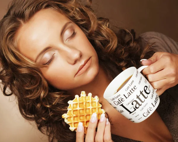 コーヒーとクッキーを持つ魅力的な女性 — ストック写真