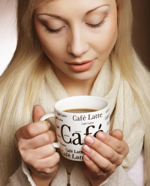 Lebensstil, Essen und Menschen-Konzept: Junge hübsche Frau trinkt Kaffee — Stockfoto