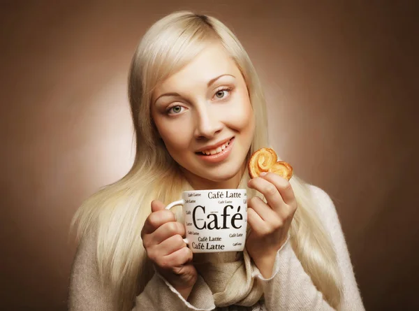 Attraktive Frau mit Kaffee und Keksen — Stockfoto