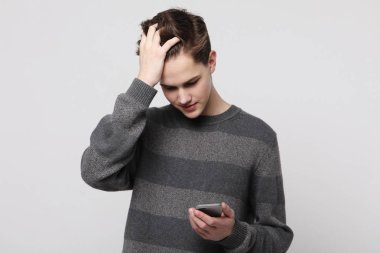 Beyaz arka planda SMS yazan mutlu genç adam.