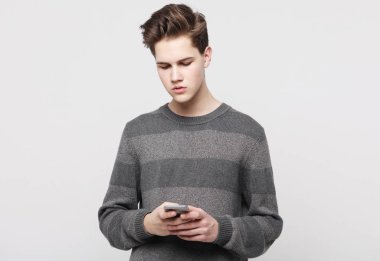 Beyaz arka planda SMS yazan mutlu genç adam.